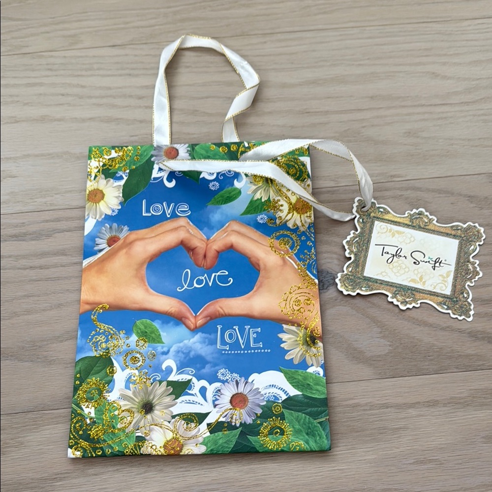 Rare Taylor, Swift, American greetings gift bag with tag in good condition